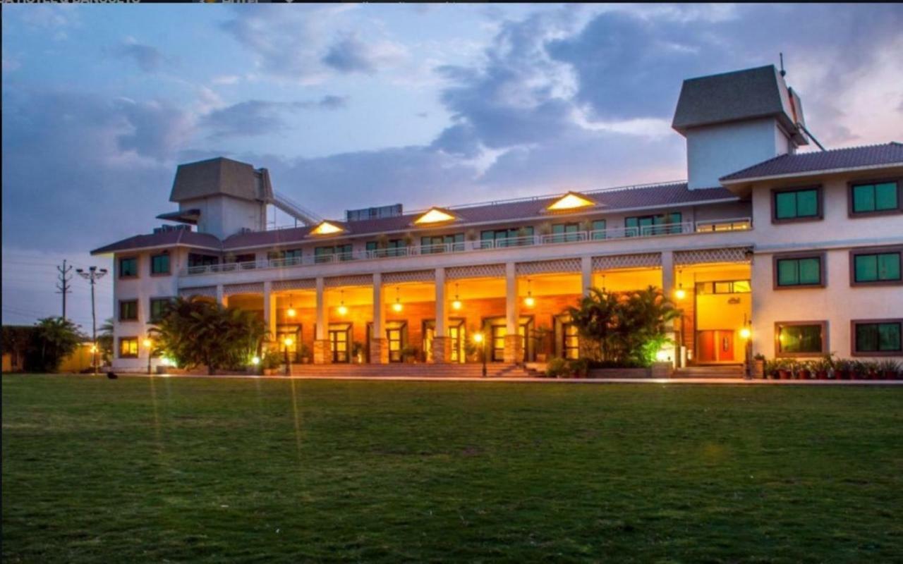 Jalsa Resort Indore Extérieur photo